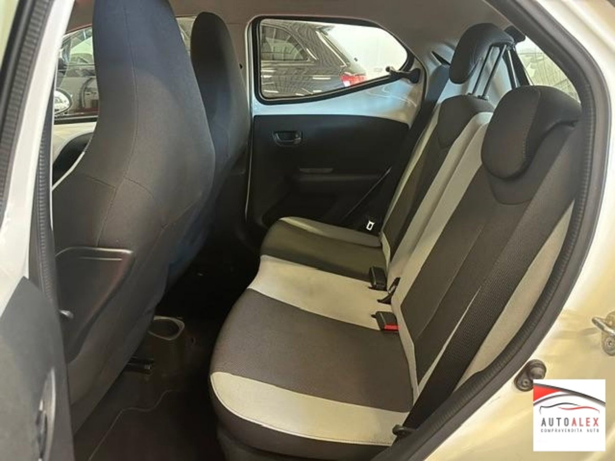 Toyota Aygo 1.0 12V VVT-i 5 porte (10)