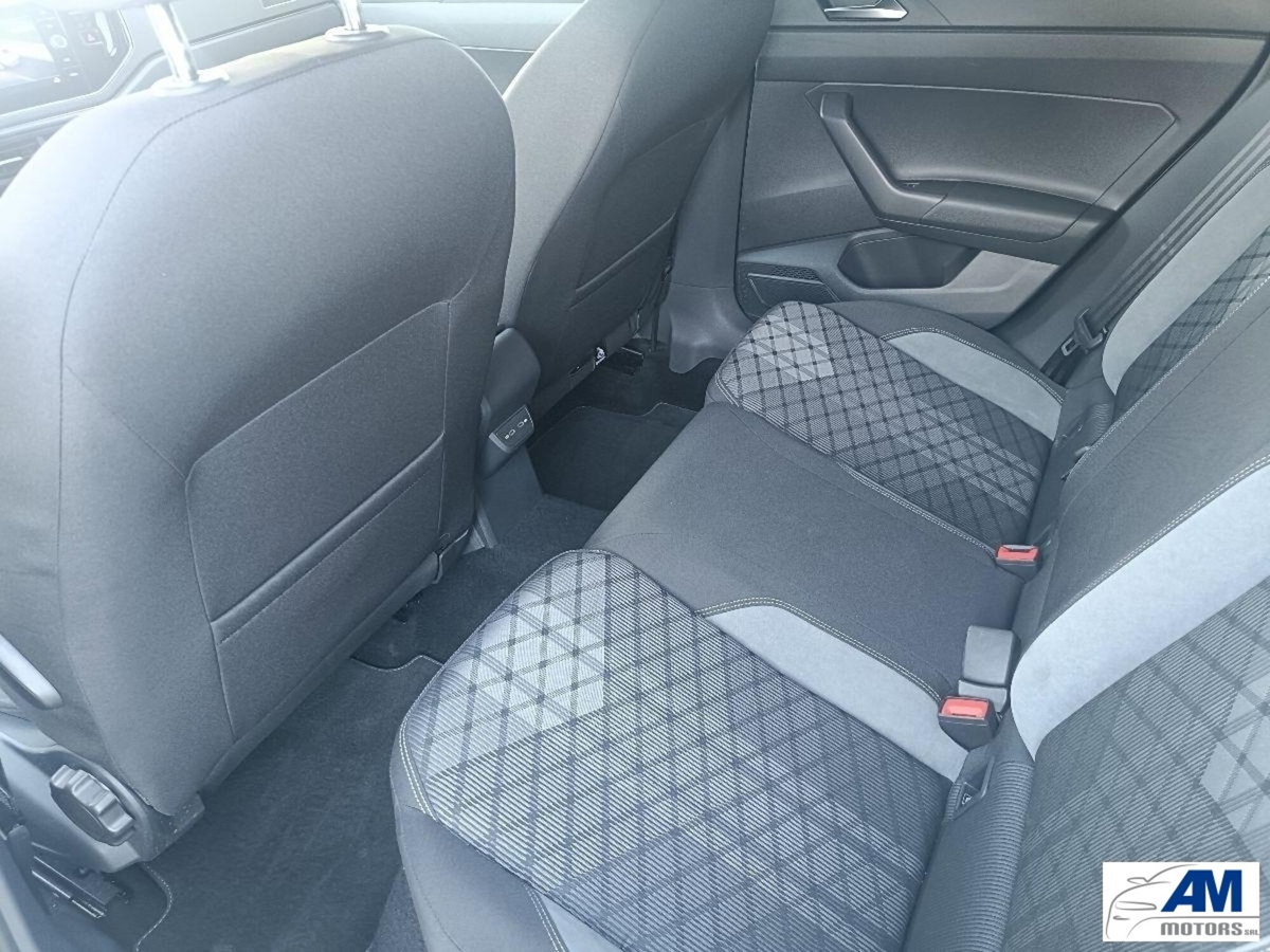 Volkswagen Taigo 1.0 TSI 110 CV DSG R-Line (19)