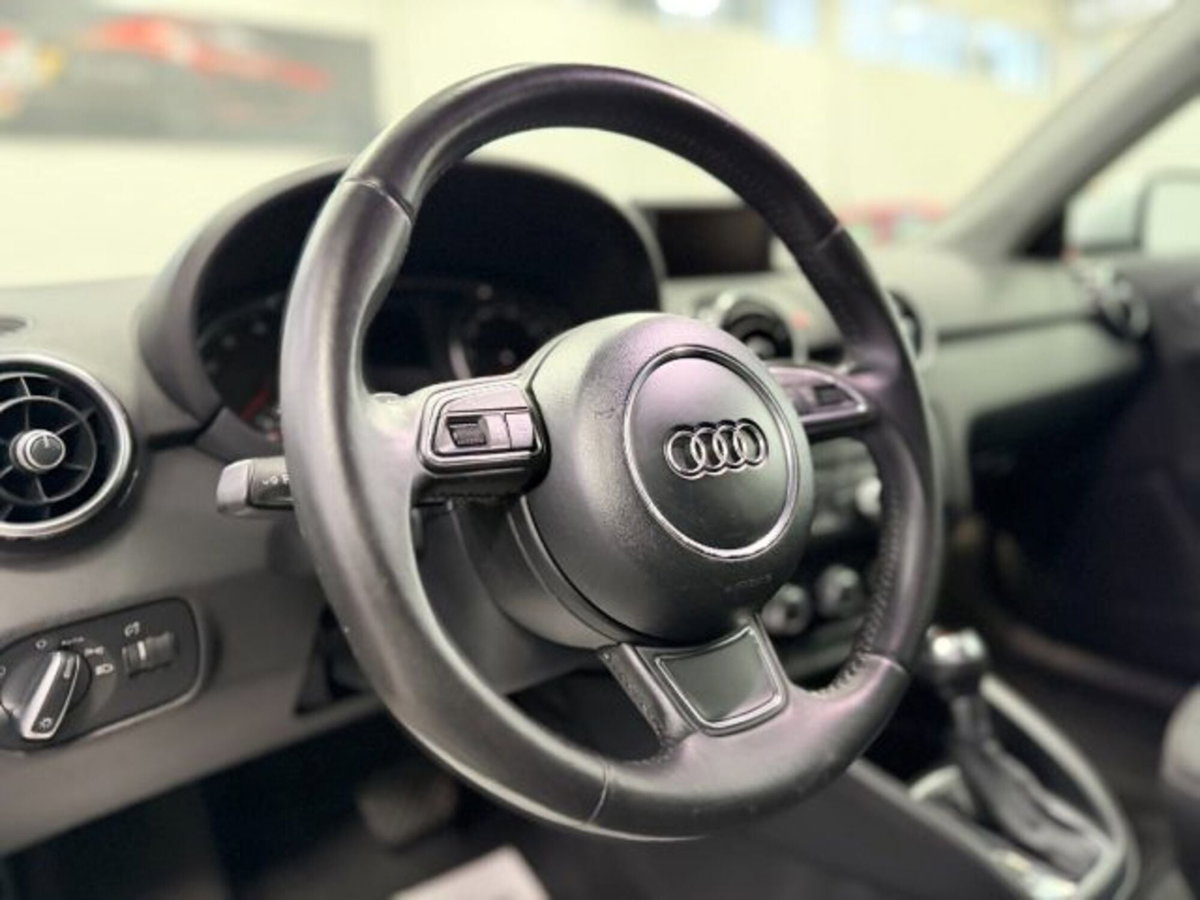 Audi A1 1.4 TFSI S tronic 119g Ambition (14)