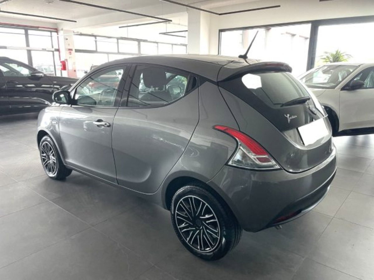 Lancia Ypsilon 1.0 FireFly 5 porte S&S Hybrid Silver Plus (10)