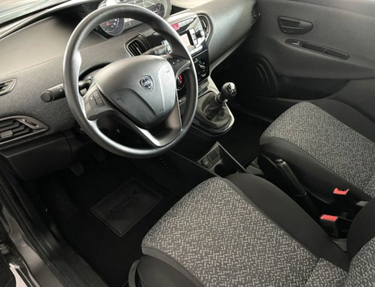 Lancia Ypsilon 1.0 FireFly 5 porte S&S Hybrid Silver Plus (4)