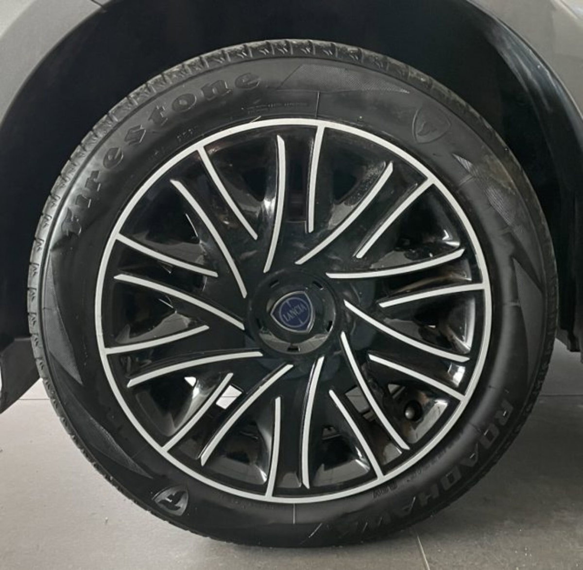 Lancia Ypsilon 1.0 FireFly 5 porte S&S Hybrid Silver Plus (6)