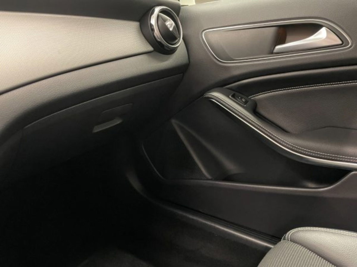 Mercedes-Benz GLA SUV 180 Sport (20)
