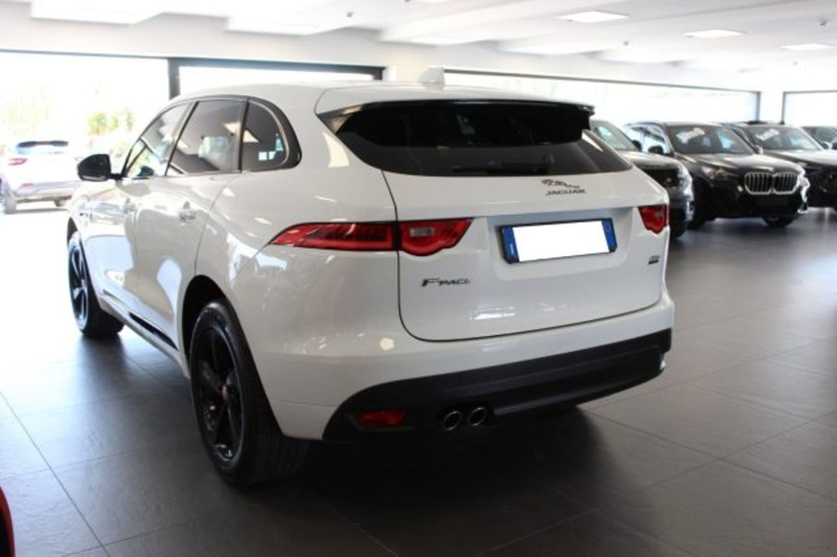 Jaguar F-Pace 2.0 D 180 CV R-Sport (3)