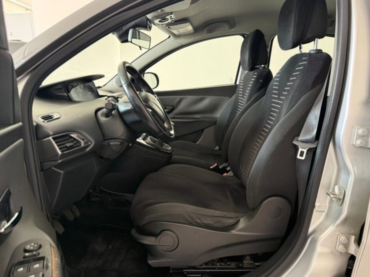 Lancia Ypsilon 0.9 TwinAir 85 CV 5 porte S&S Silver (14)