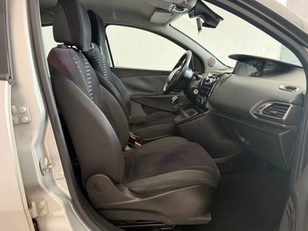 Lancia Ypsilon 0.9 TwinAir 85 CV 5 porte S&S Silver (15)