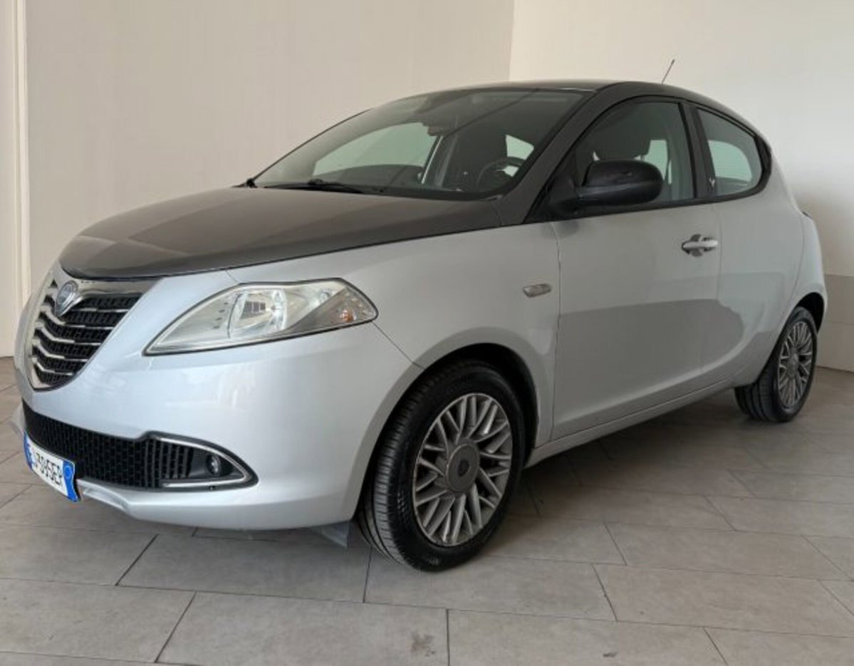 Lancia Ypsilon 0.9 TwinAir 85 CV 5 porte S&S Silver (2)
