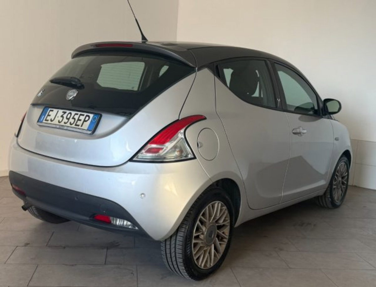 Lancia Ypsilon 0.9 TwinAir 85 CV 5 porte S&S Silver (4)