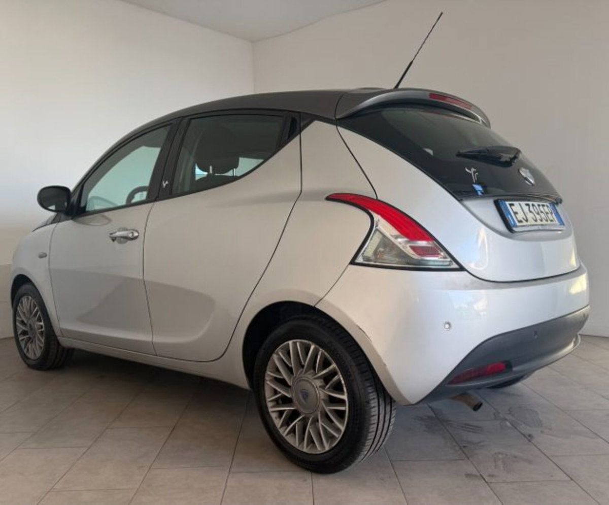 Lancia Ypsilon 0.9 TwinAir 85 CV 5 porte S&S Silver (5)