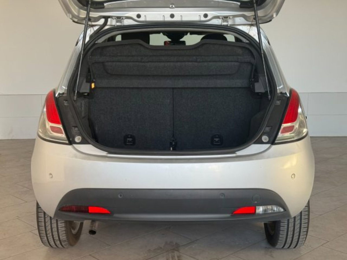 Lancia Ypsilon 0.9 TwinAir 85 CV 5 porte S&S Silver (7)