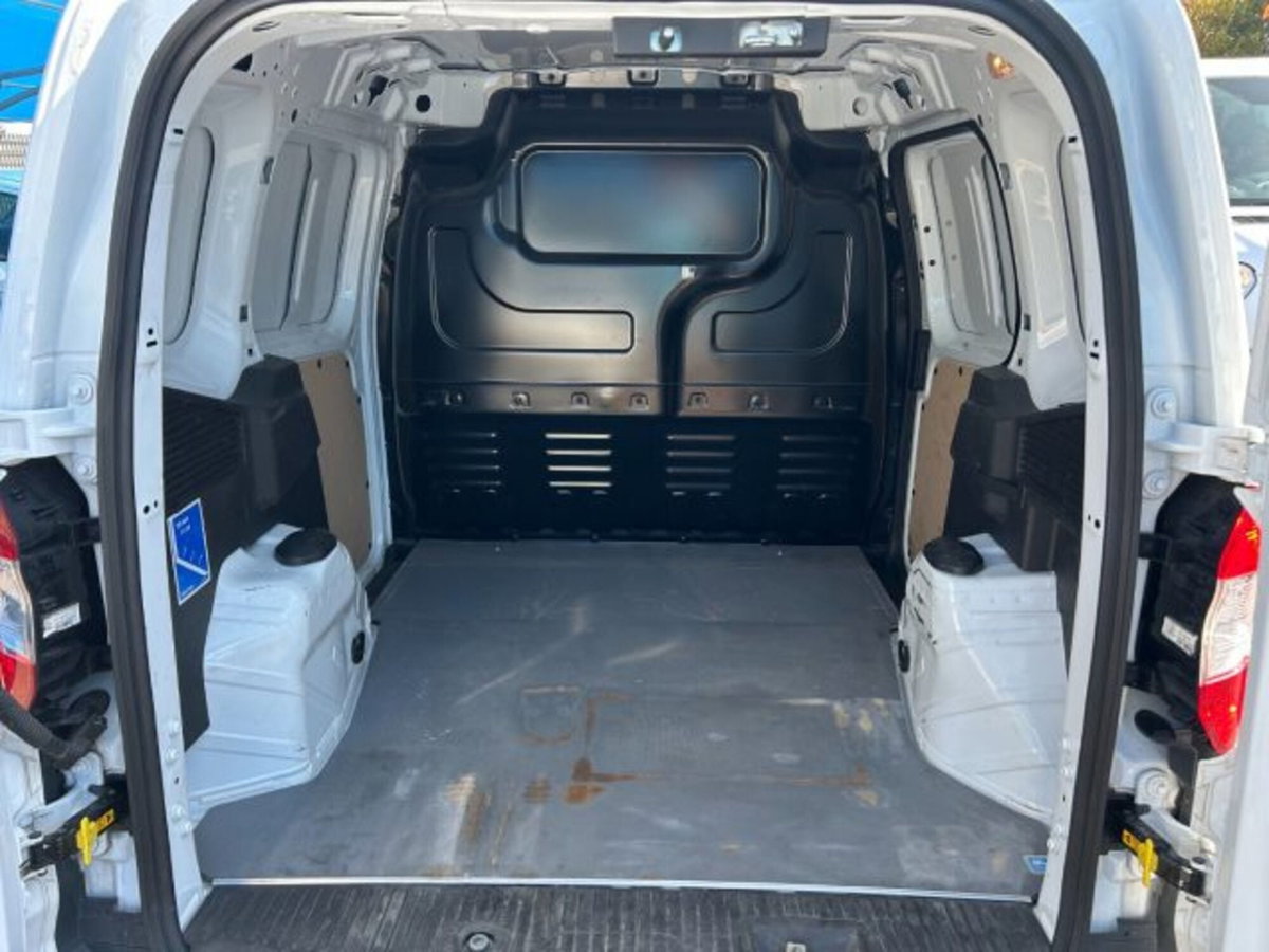 Ford Transit Courier 1.5 TDCi 100CV  Titanium (13)
