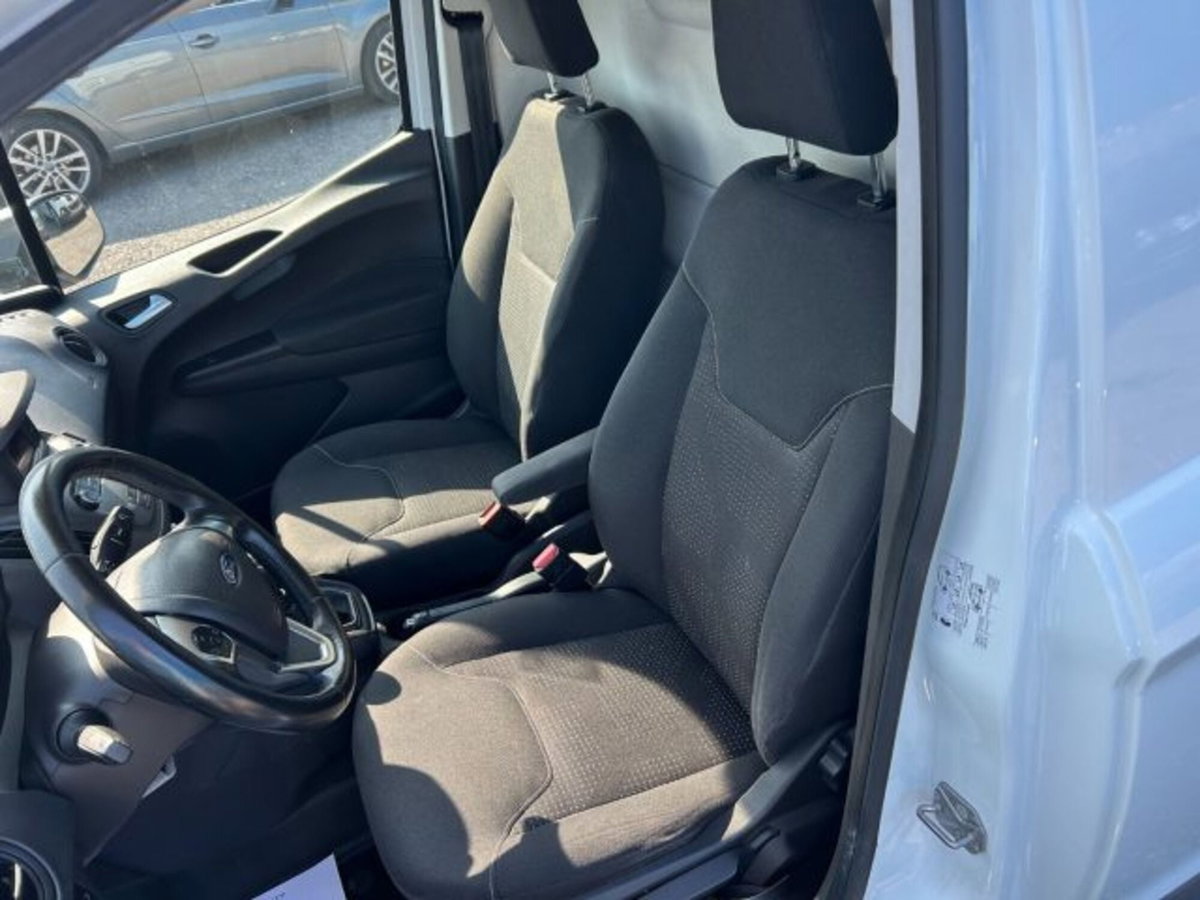 Ford Transit Courier 1.5 TDCi 100CV  Titanium (8)