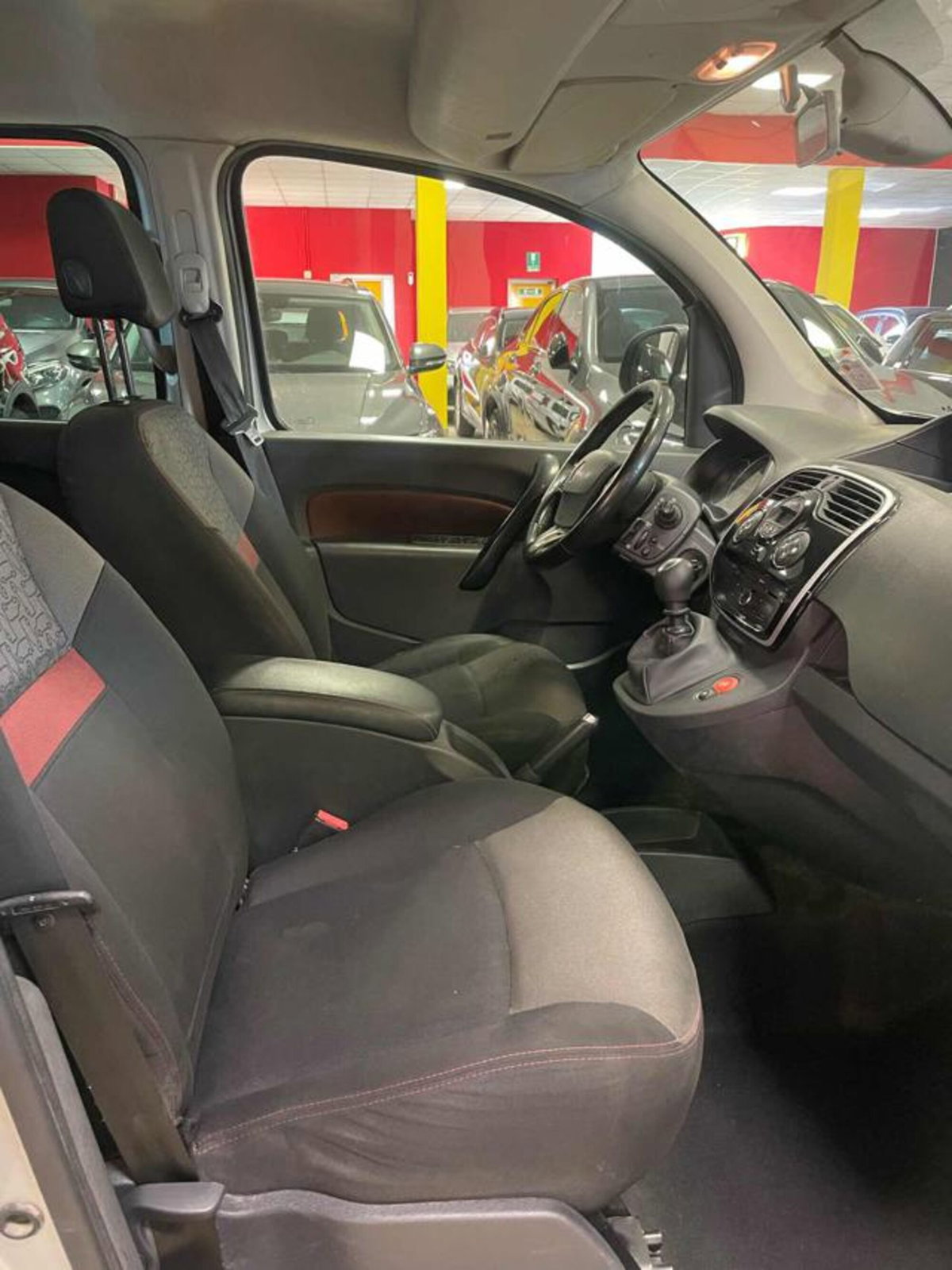 Renault Kangoo 1.5 blue dci Techno 115cv edc (10)