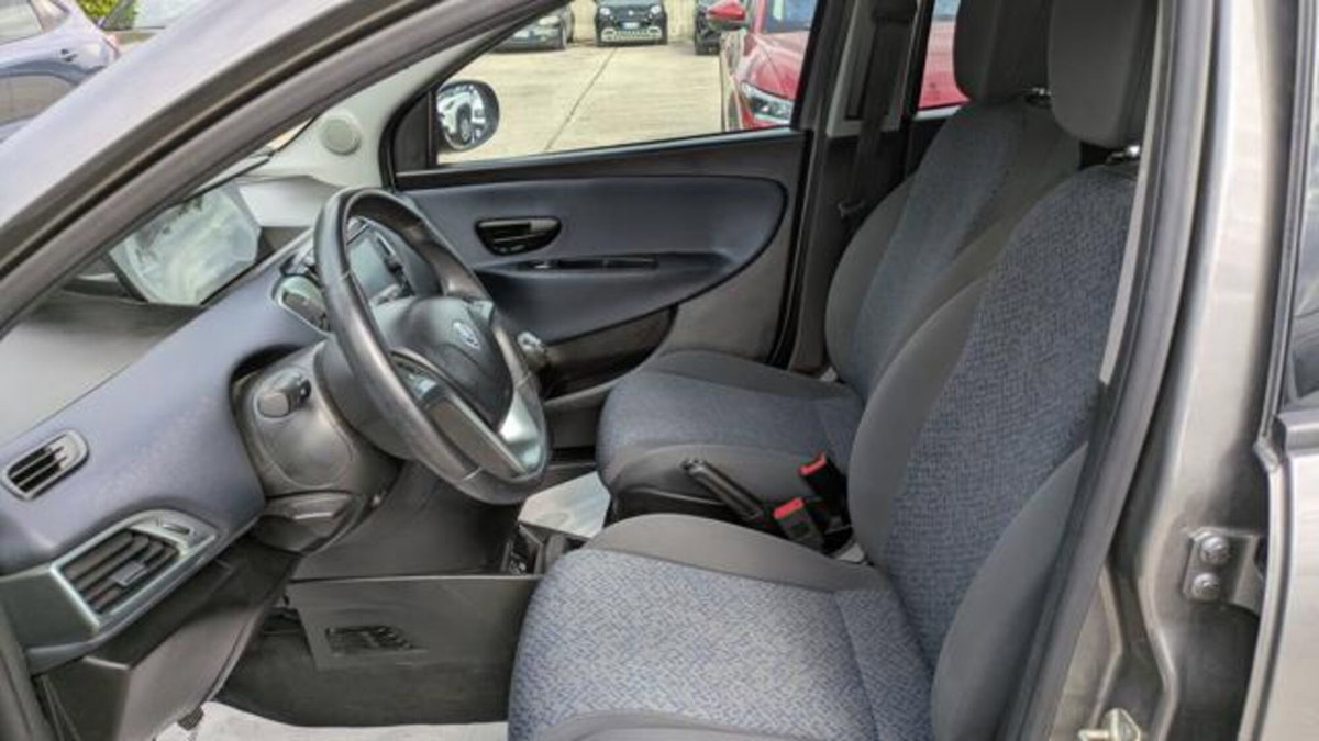 Lancia Ypsilon 1.0 FireFly 5 porte S&S Hybrid Gold Plus (9)