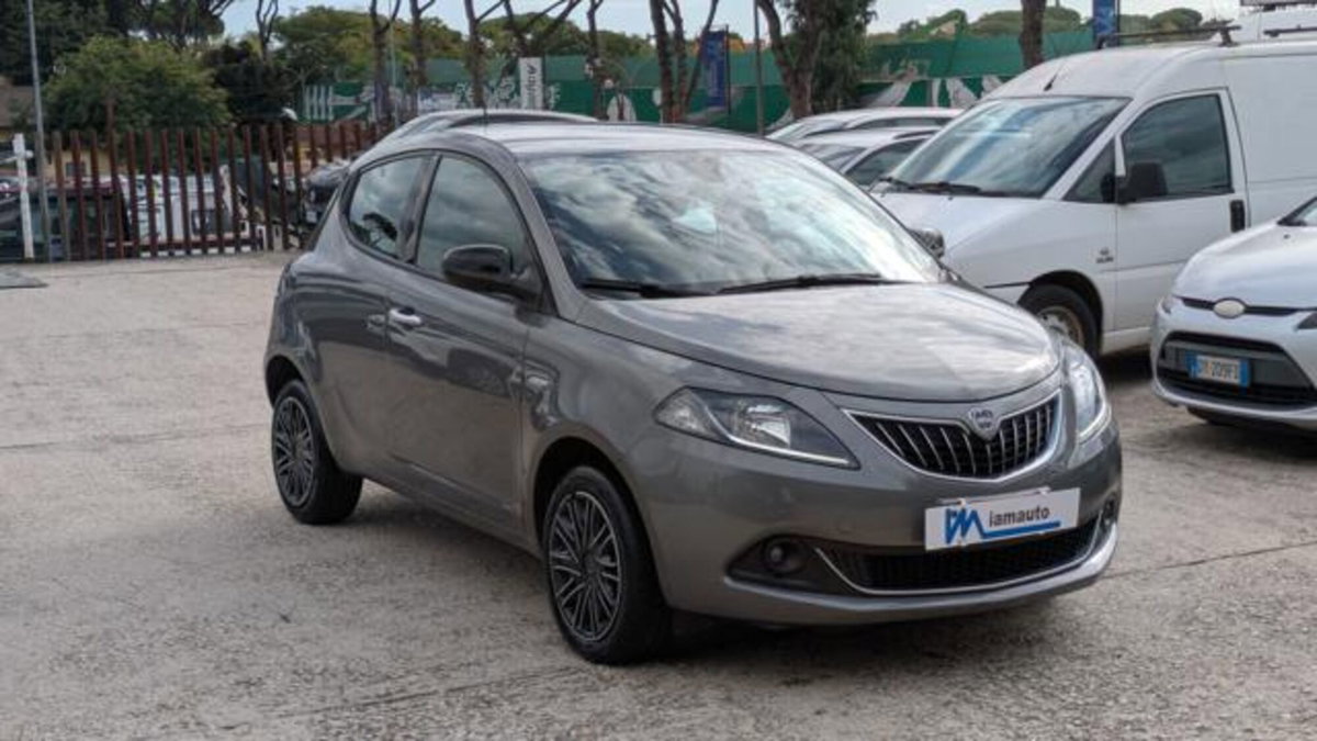 Lancia Ypsilon 1.0 FireFly 5 porte S&S Hybrid Gold Plus (2)