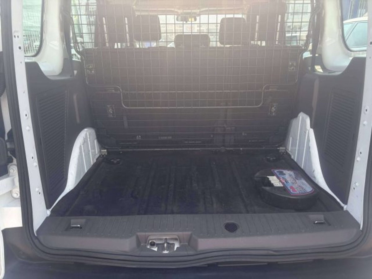 Ford Tourneo Connect 1.5 TDCi 100 CV Plus (14)