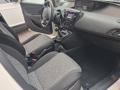 Lancia Ypsilon 1.0 FireFly 5 porte S&S Hybrid Silver Plus (10)