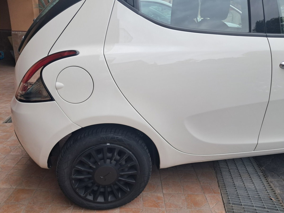 Lancia Ypsilon 1.0 FireFly 5 porte S&S Hybrid Silver Plus (11)