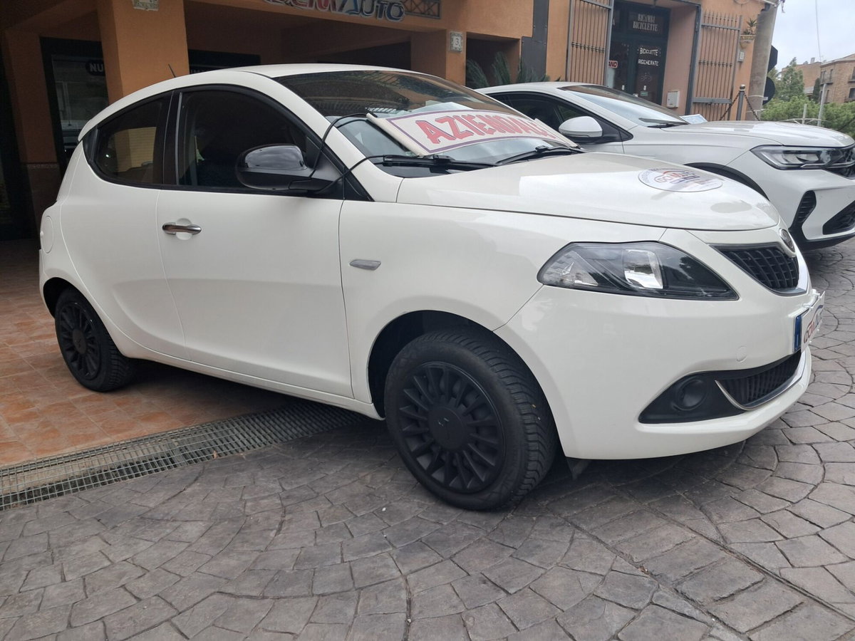 Lancia Ypsilon 1.0 FireFly 5 porte S&S Hybrid Silver Plus (2)