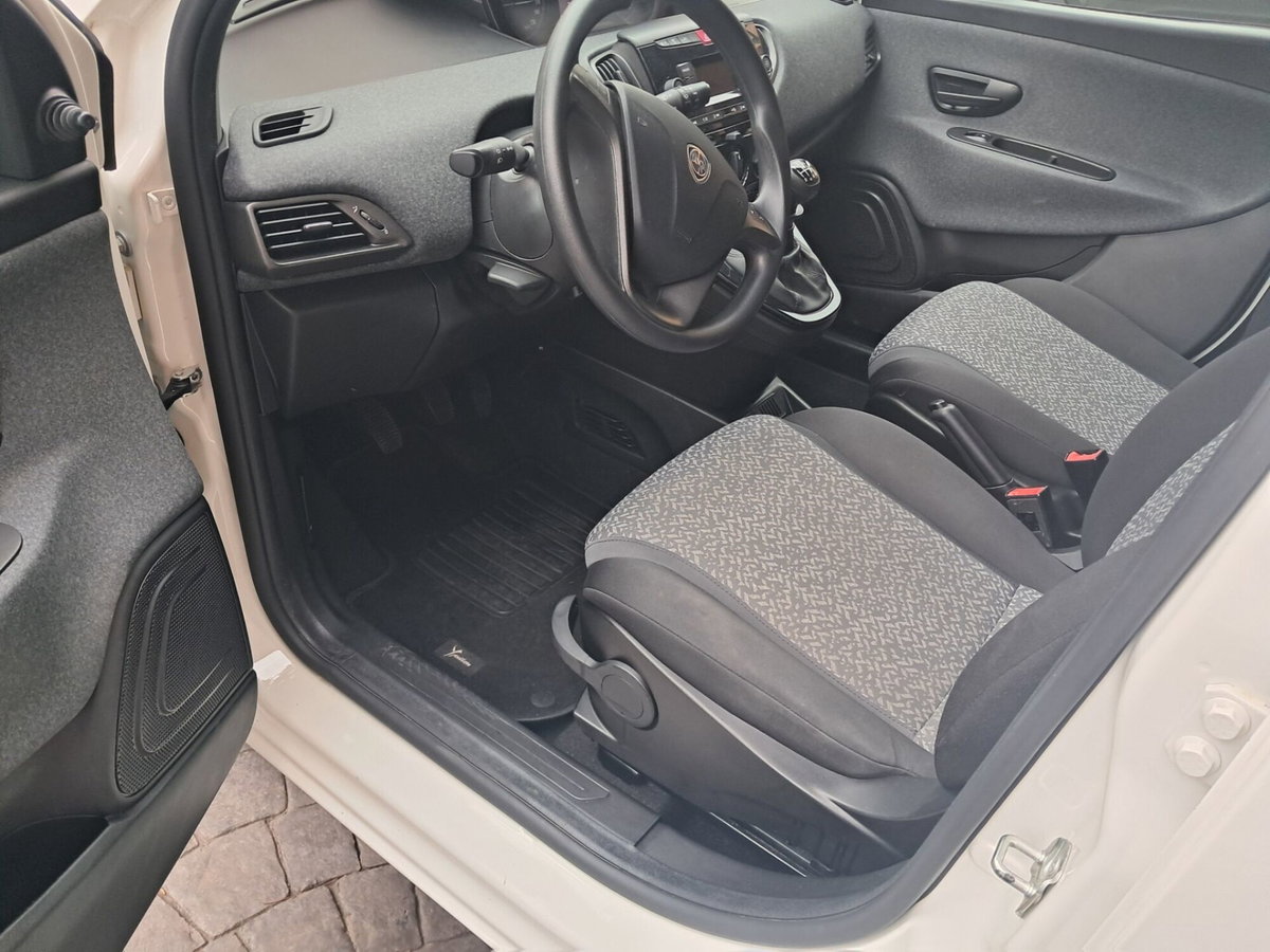 Lancia Ypsilon 1.0 FireFly 5 porte S&S Hybrid Silver Plus (6)
