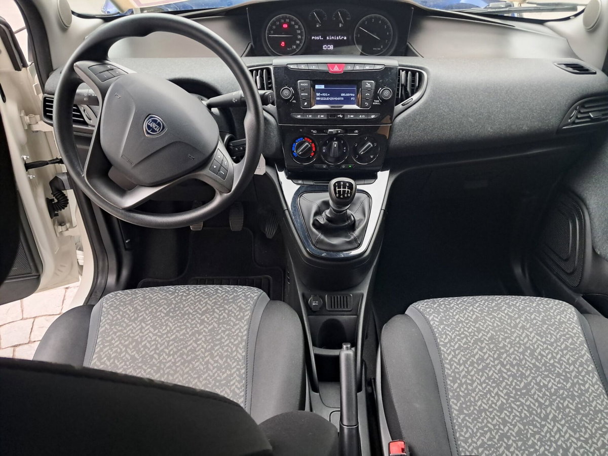 Lancia Ypsilon 1.0 FireFly 5 porte S&S Hybrid Silver Plus (7)
