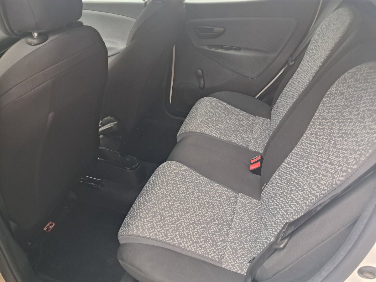 Lancia Ypsilon 1.0 FireFly 5 porte S&S Hybrid Silver Plus (8)