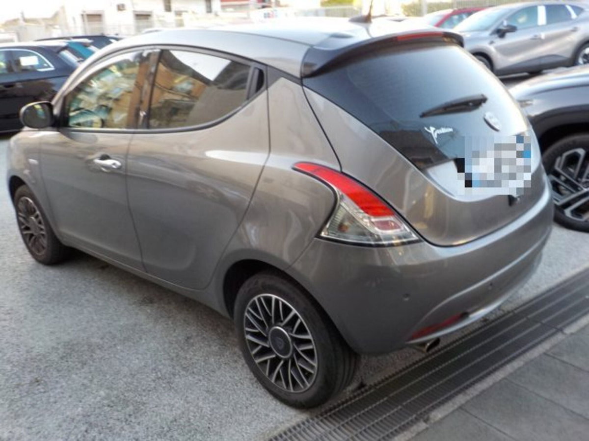 Lancia Ypsilon 1.2 69 CV 5 porte GPL Ecochic Alberta Ferretti (10)