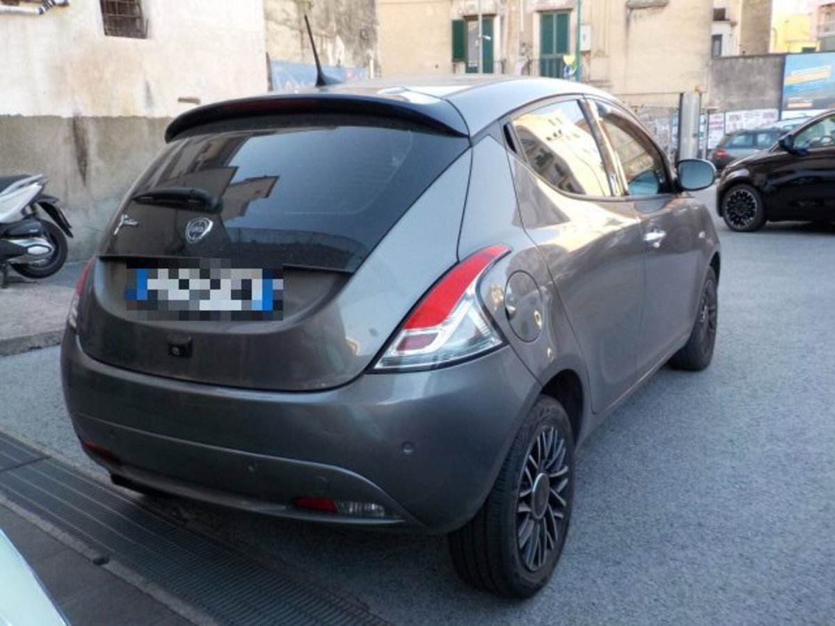 Lancia Ypsilon 1.2 69 CV 5 porte GPL Ecochic Alberta Ferretti (11)
