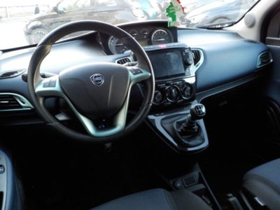 Lancia Ypsilon 1.2 69 CV 5 porte GPL Ecochic Alberta Ferretti (6)