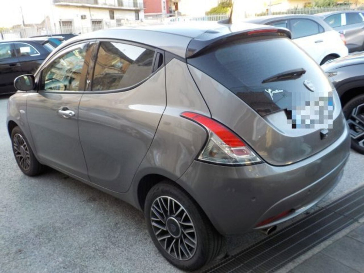 Lancia Ypsilon 1.2 69 CV 5 porte GPL Ecochic Alberta Ferretti (8)