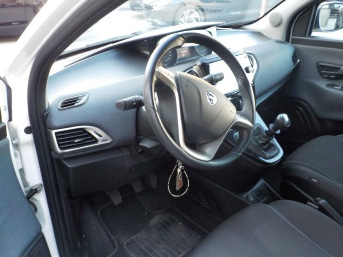 Lancia Ypsilon 1.0 FireFly 5 porte S&S Hybrid Gold Plus (3)