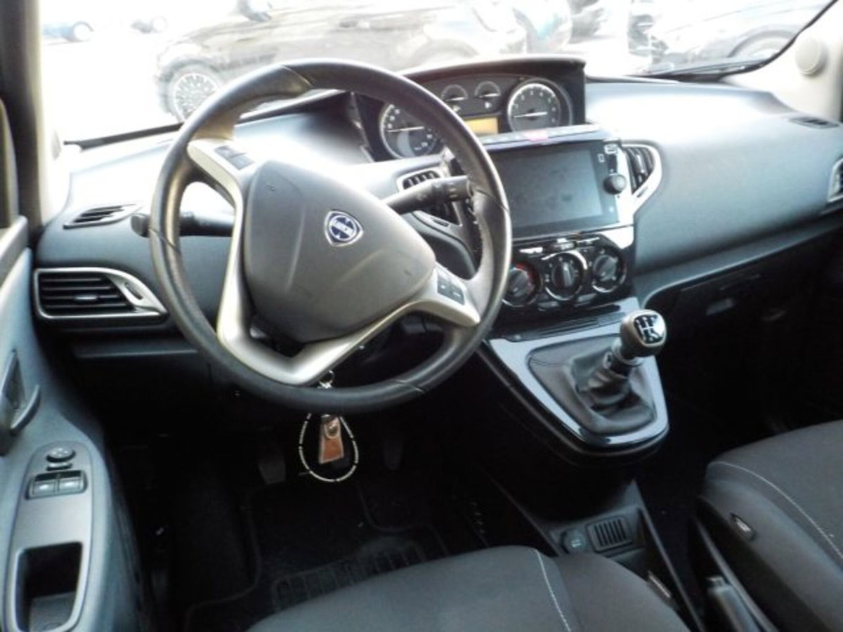 Lancia Ypsilon 1.0 FireFly 5 porte S&S Hybrid Gold Plus (6)