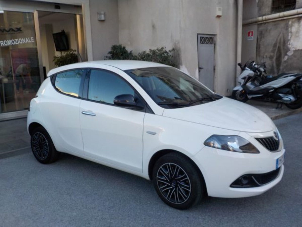 Lancia Ypsilon 1.0 FireFly 5 porte S&S Hybrid Gold Plus (9)
