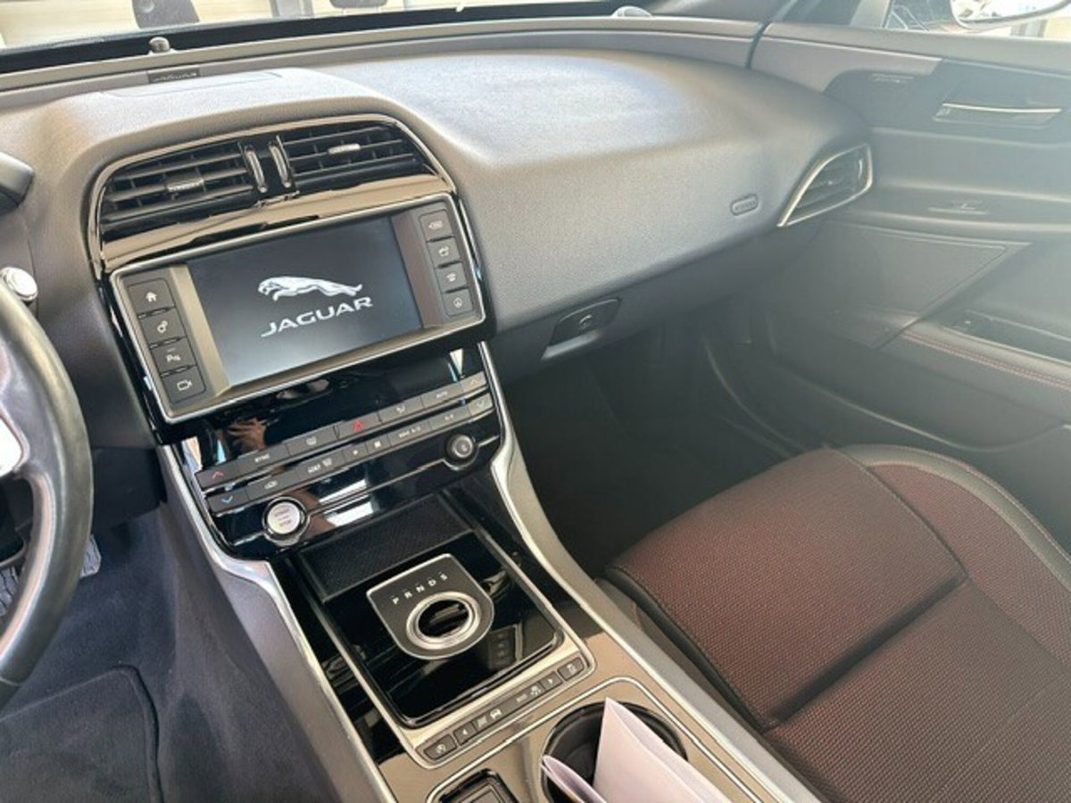 Jaguar XE 2.0 D Turbo 180CV aut. R-Sport (12)