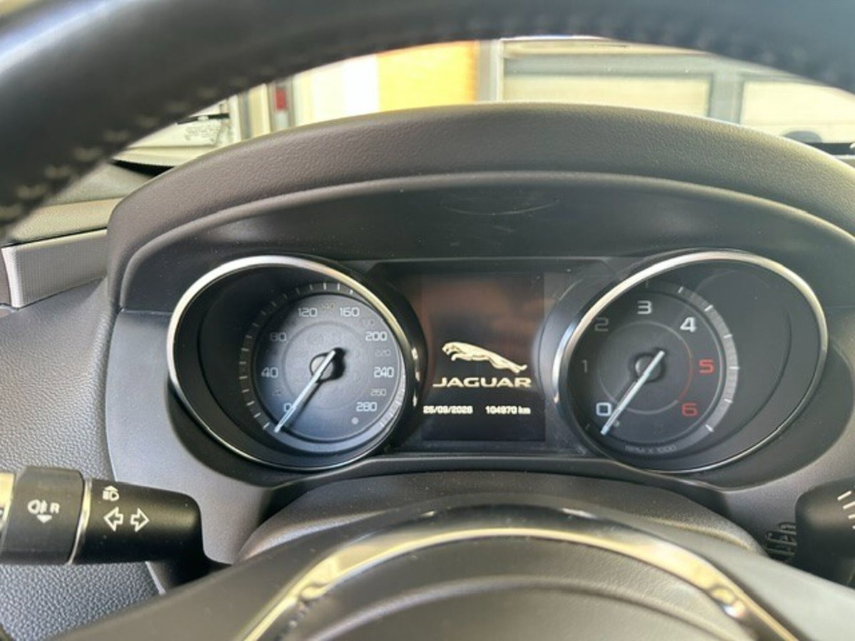 Jaguar XE 2.0 D Turbo 180CV aut. R-Sport (13)