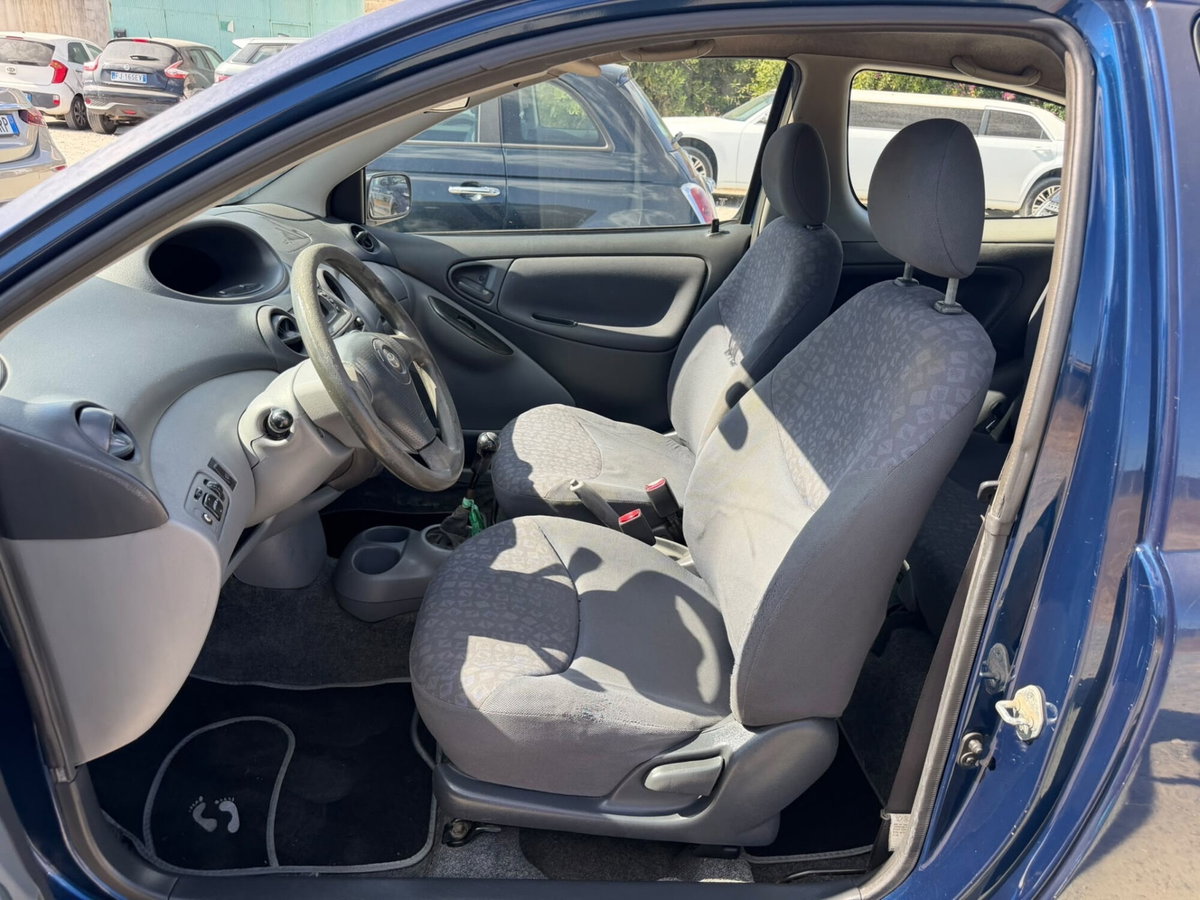 Toyota Yaris 1.3i 16V cat Luna (10)