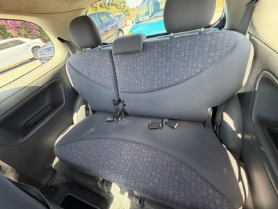 Toyota Yaris 1.3i 16V cat Luna (11)