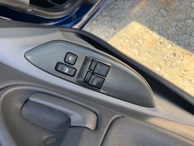 Toyota Yaris 1.3i 16V cat Luna (12)