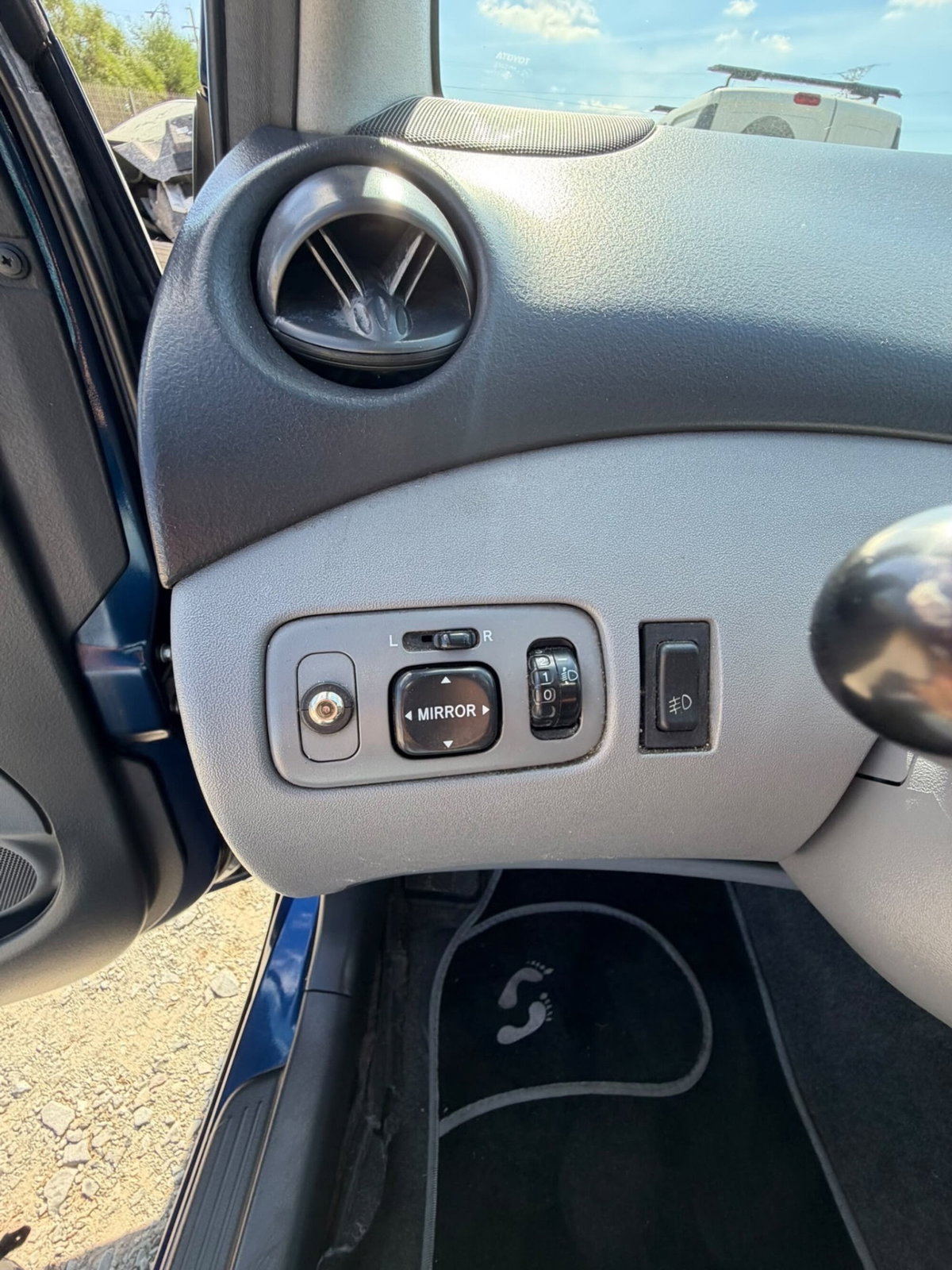 Toyota Yaris 1.3i 16V cat Luna (13)