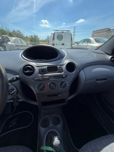 Toyota Yaris 1.3i 16V cat Luna (15)
