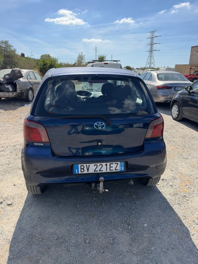 Toyota Yaris 1.3i 16V cat Luna (2)