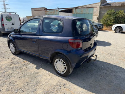 Toyota Yaris 1.3i 16V cat Luna (3)