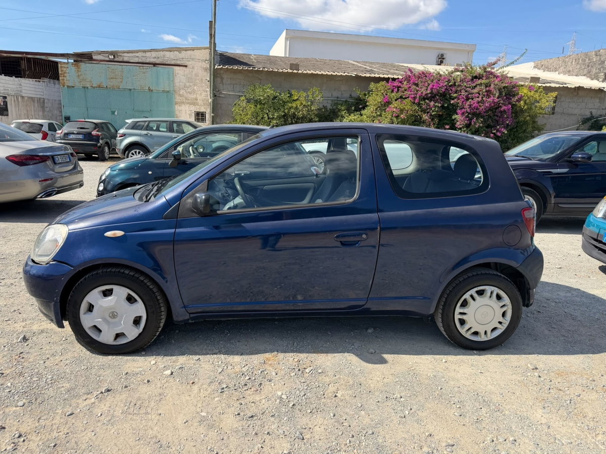 Toyota Yaris 1.3i 16V cat Luna (4)