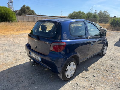 Toyota Yaris 1.3i 16V cat Luna (8)