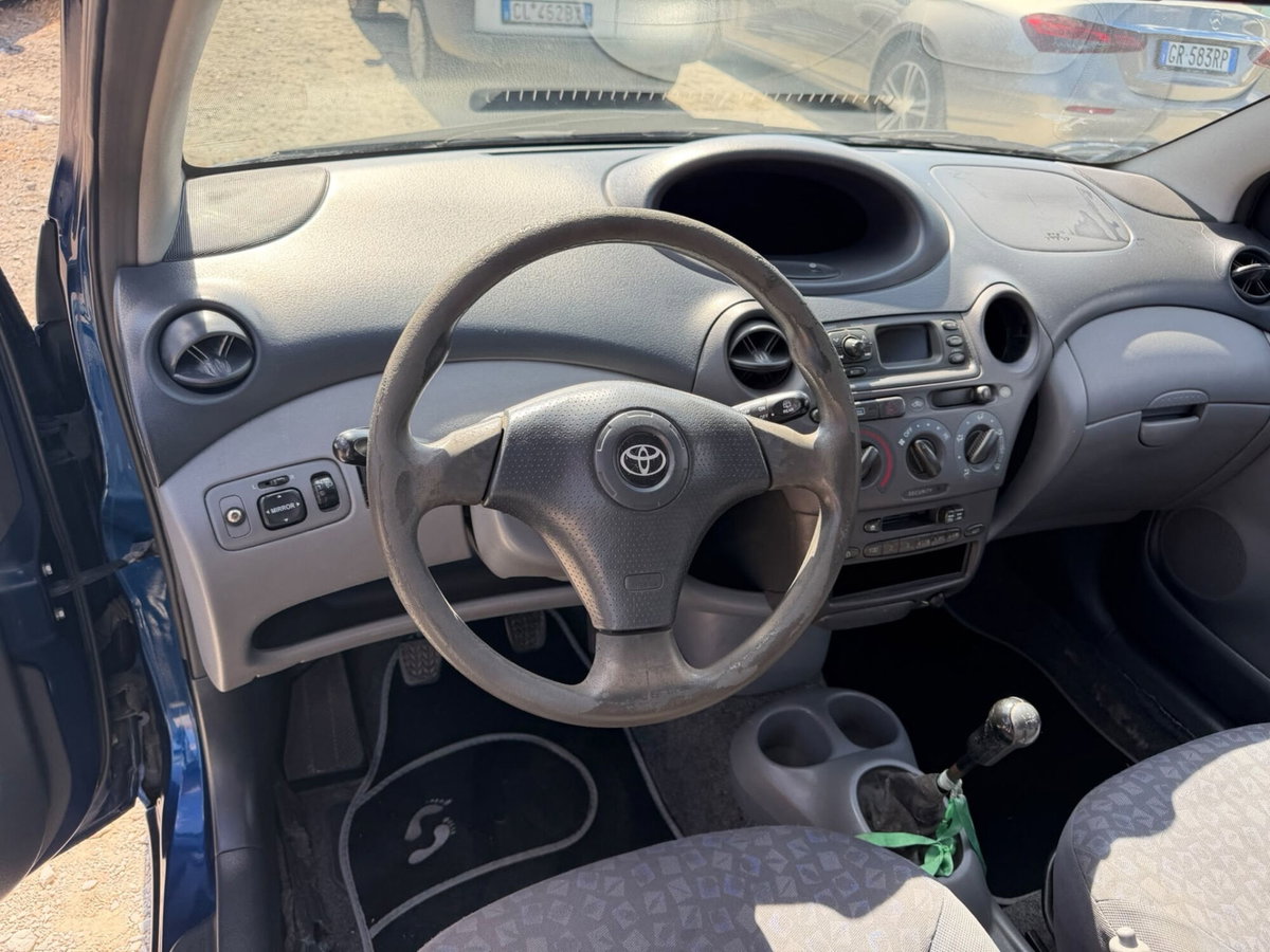 Toyota Yaris 1.3i 16V cat Luna (9)