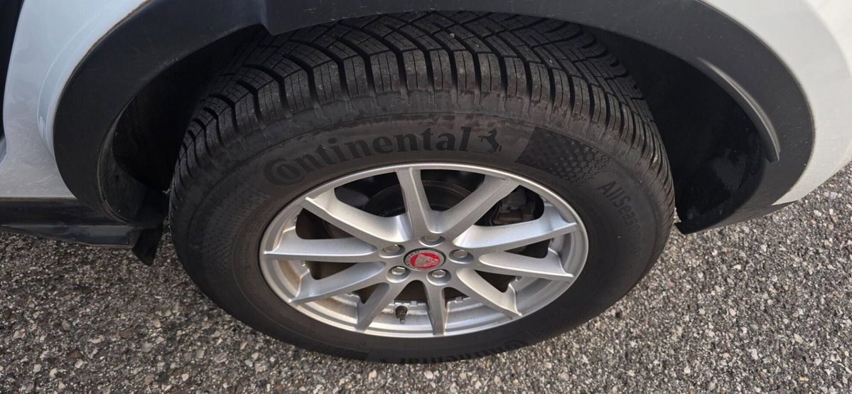 Jaguar E-Pace 2.0D 150 CV (10)