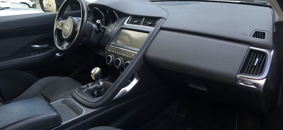 Jaguar E-Pace 2.0D 150 CV (16)
