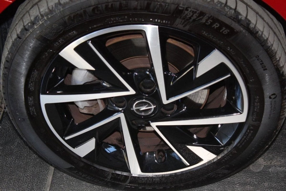 Opel Corsa 1.2 100 CV GS Line (7)