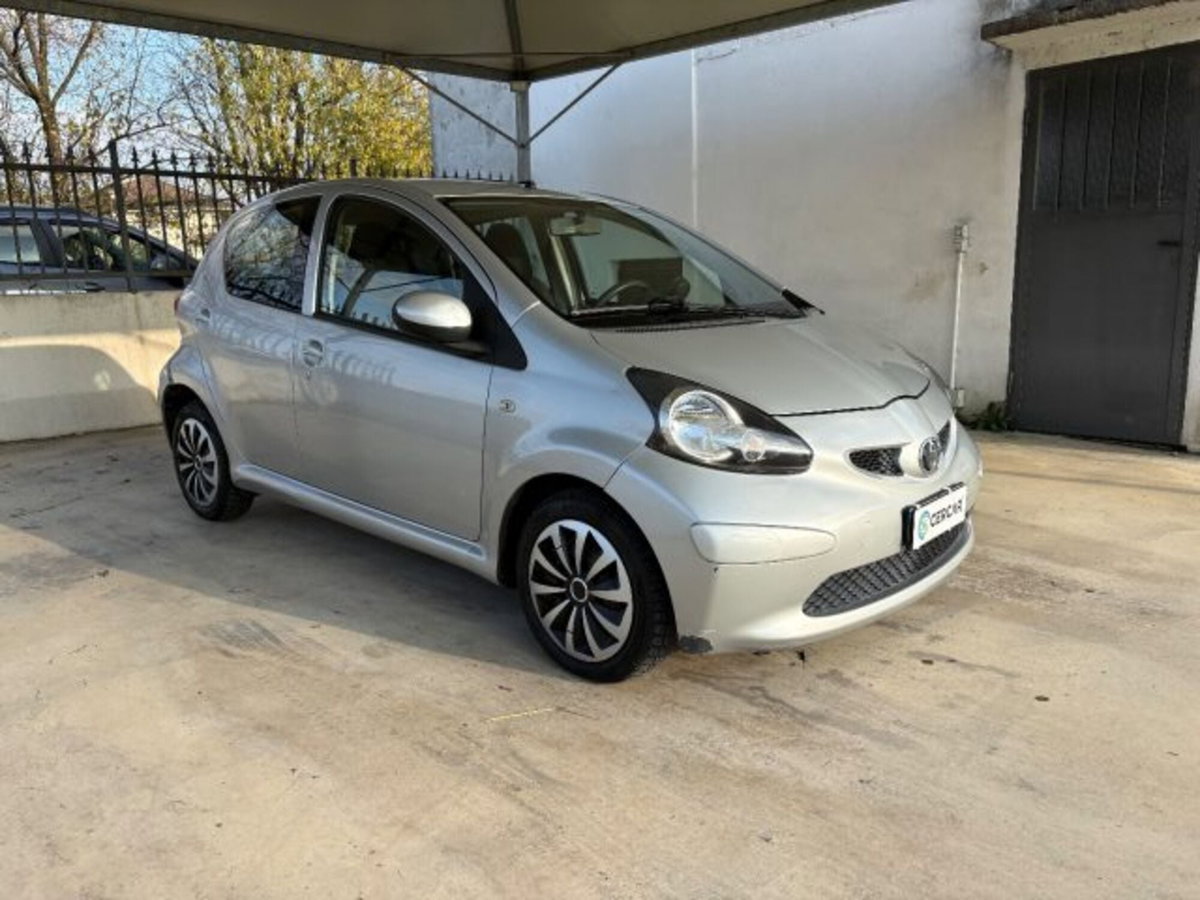 Toyota Aygo 1.0 12V VVT-i 5 porte (3)