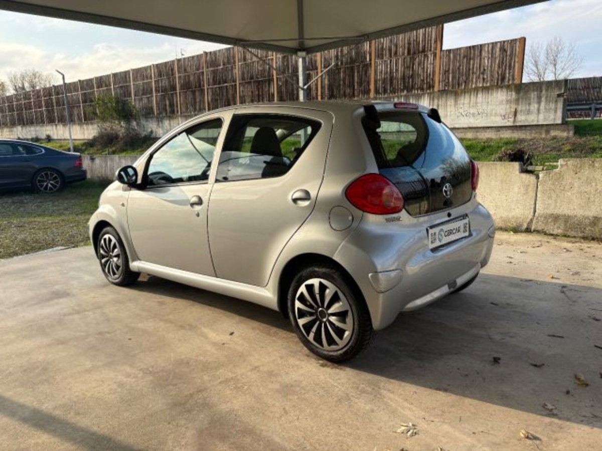 Toyota Aygo 1.0 12V VVT-i 5 porte (4)